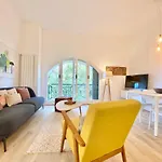 Casaviva-Stylish Trilo With Ac-Shared Pool-Parking