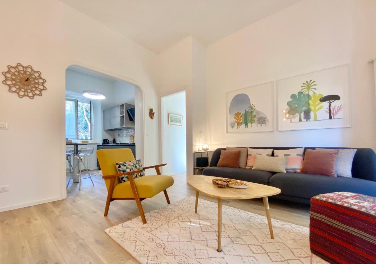 Casaviva-stylish Trilo With Ac-shared Pool-parking Genoa